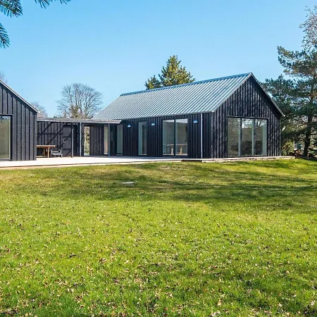 8 Person In Grenaa-by Traum