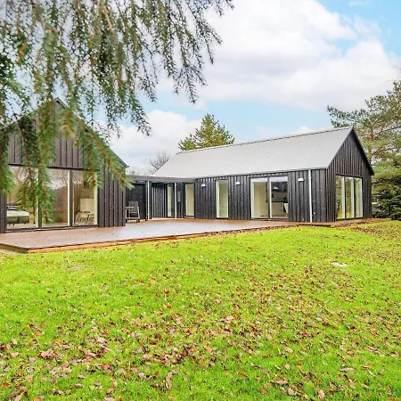 8 Person In Grenaa-by Traum