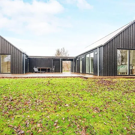 8 Person In Grenaa-by Traum