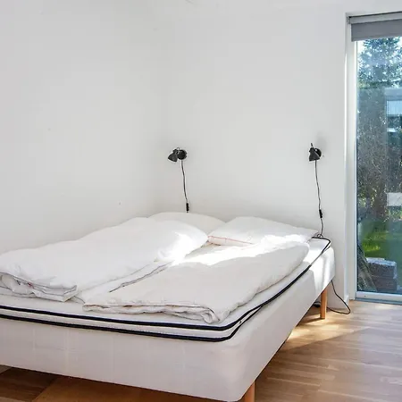 8 Person In Grenaa-by Traum *