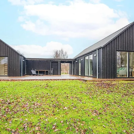 8 Person In Grenaa-by Traum