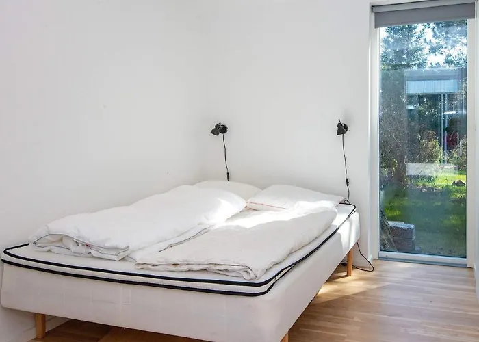 8 Person In Grenaa-by Traum