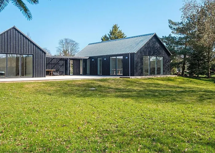 8 Person In Grenaa-by Traum