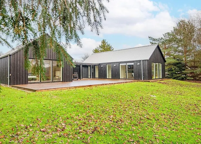 8 Person In Grenaa-by Traum