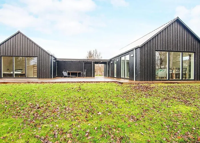 8 Person In Grenaa-by Traum