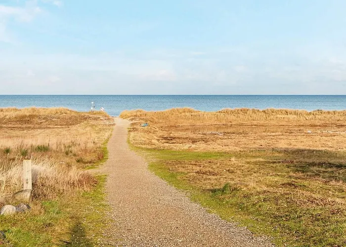 8 Person In Grenaa-by Traum
